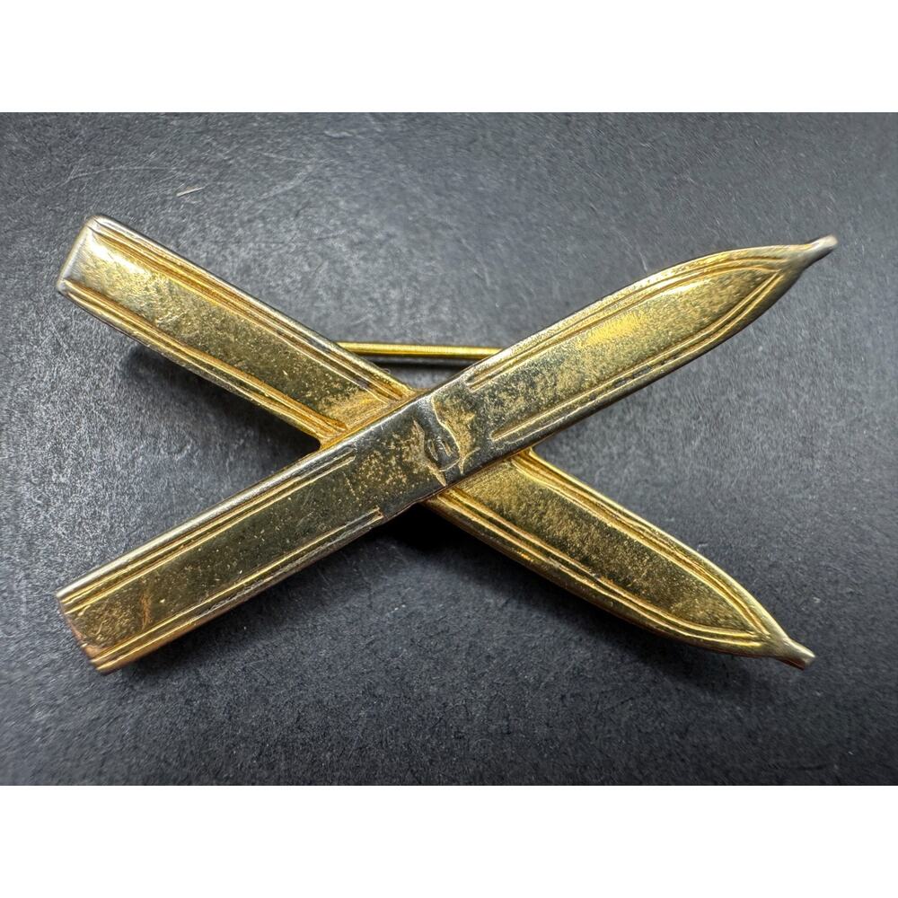 Vans Authentics Ski Figural Gold Tone Crossed Pens/Pencils Brooch Pin 40.8mm